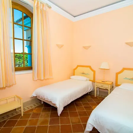 Sleeps 8 Pool Air Con T479945 Villa