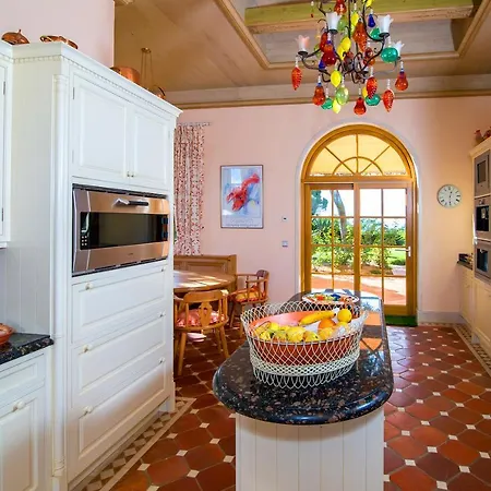 Villa Sleeps 8 Pool Air Con T479945 *