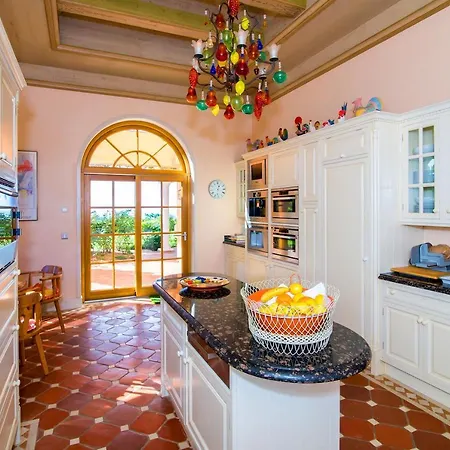 Villa Sleeps 8 Pool Air Con T479945 *