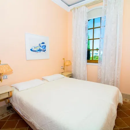 Villa Sleeps 8 Pool Air Con T479945 *