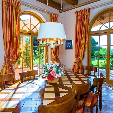 Villa Sleeps 8 Pool Air Con T479945 *
